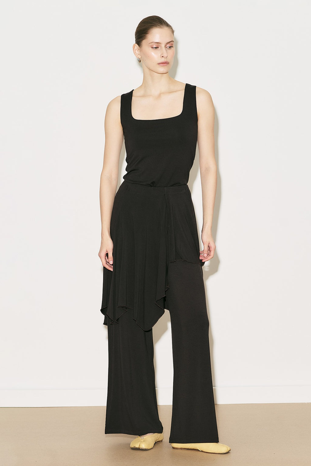 MANUKA | Easy Sleeveless Square-Neck Blouse