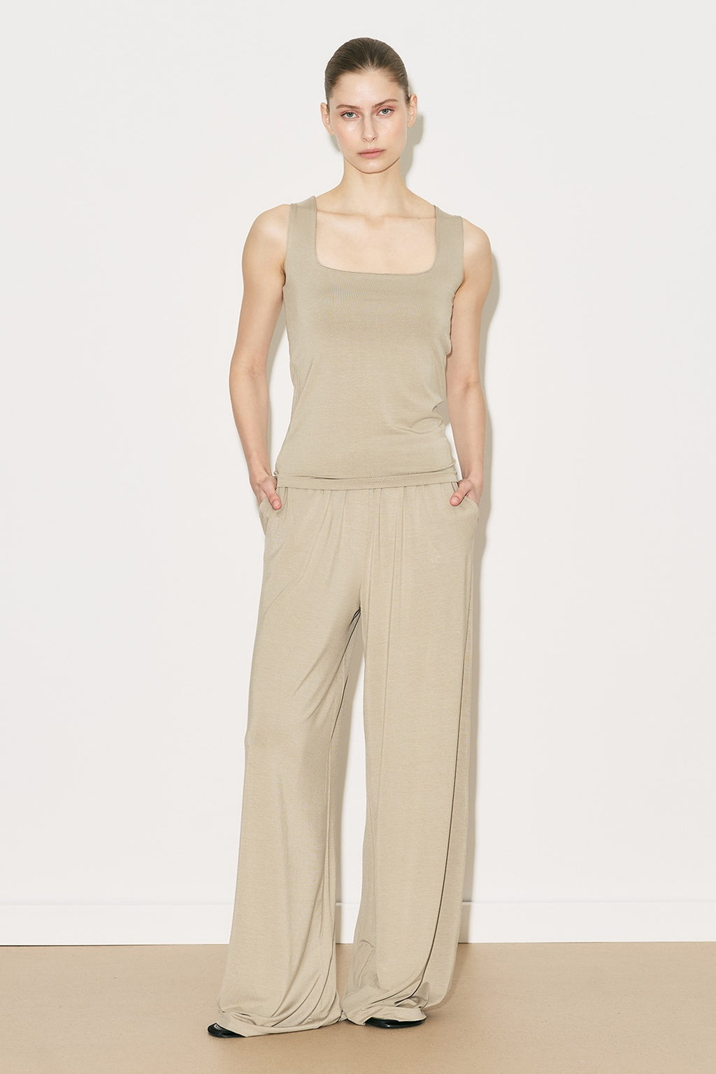 MANUKA | Easy Sleeveless Square-Neck Blouse